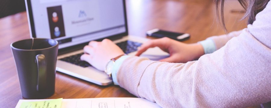 skill女性向游戏阵容搭配界面，展示三名角色的技能组合与羁绊技激活状态，界面设计精美细腻